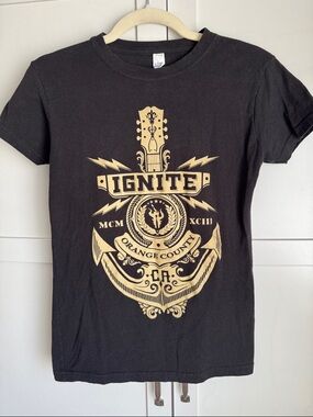 Tultex Ignite black band T-shirt. Size medium. OC California concert.